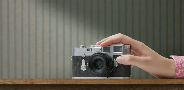 Žena Drží Vintage Fotoaparát Retro Tapety Pozadí Kreativita Koníčky Koncept — Stock fotografie