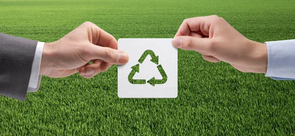 Geschäftsleute Mit Recycling Symbol Und Gras Hintergrund Nachhaltiges Unternehmens Und — Stockfoto