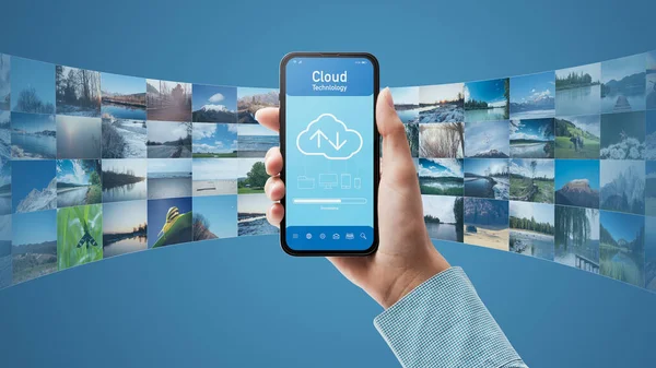 Ruka Drží Smartphone Cloudové Aplikace Uživatel Stahuje Data Zařízení Pov — Stock fotografie
