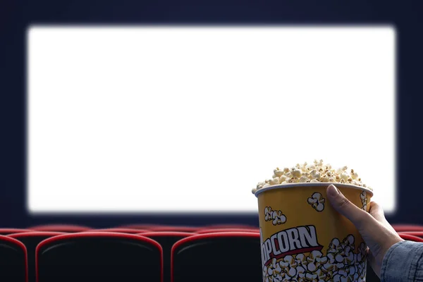 Pantalla Blanco Cine Mujer Comiendo Palomitas Maíz Películas Concepto Entretenimiento — Foto de Stock