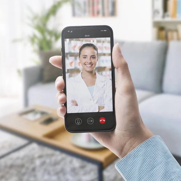 Elinde akıllı telefon ve video olan hasta çevrimiçi doktorunu arıyor, teletıp konsepti, POV çekimi.