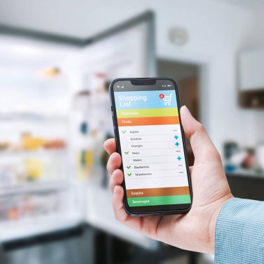 Akıllı telefonunda alışveriş listesi uygulaması kullanan bir kadın, market alışverişi konsepti, POV fotoğrafı.