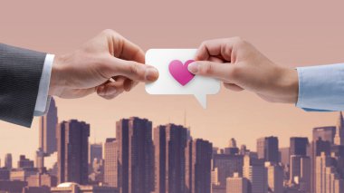 Romantik çift aşk mesajları paylaşıyor, online flört konsepti