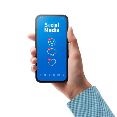 Elinde akıllı telefon tutan ve sosyal medyayı kullanan bir kadın beyaz arka planda, POV görüntüsü