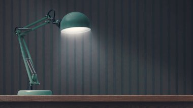 Masa lambası ahşap bir masada ve boş fotokopi alanı, arka planda klasik duvar kağıdı.