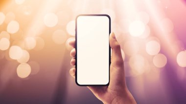Elinde boş ekran ve arka planda disko ışıkları, eğlence ve parti konsepti olan akıllı telefon tutan bir kadın.