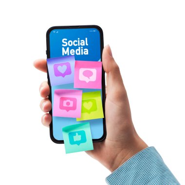 Sosyal medyaya bağlanan kadın: akıllı telefon ekranındaki simgelerle yapışkan notlar, beyaz arkaplandaki POV görüntüleri