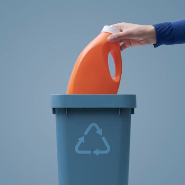 Kadın çöp kutusuna plastik deterjan koyuyor, geri dönüşüm konsepti...