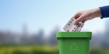 Bir kadın çöp kutusuna su toplamış ve tarihi geçmiş ilaçlar koymuş. Süresi dolmuş ilaçların güvenli bir şekilde atılması.