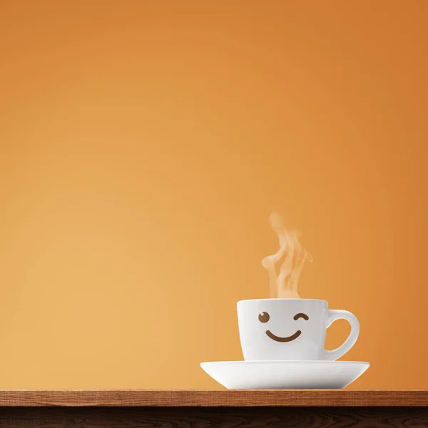 可爱的微笑咖啡杯的特性 现在是喝咖啡的休息时间 — 图库照片