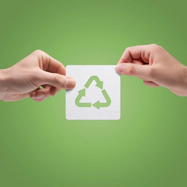 Menschen Mit Einem Recycling Symbol Nachhaltigkeits Und Kooperationskonzept Kopierraum — Stockfoto