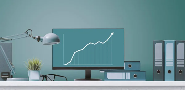 Gráfico Financeiro Tela Computador Mostrando Crescimento Tendência Positiva — Fotografia de Stock