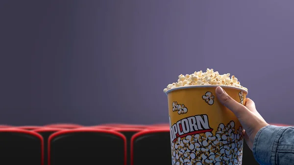 Kobieta Jedząca Popcorn Kinie Zdjęcie Pov Puste Miejsce Kopiowania — Zdjęcie stockowe