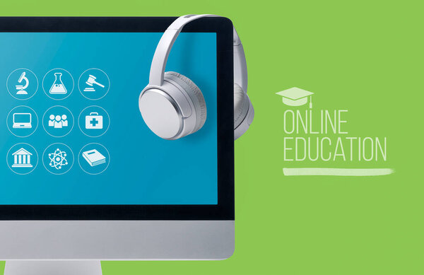 Платформа электронного обучения на экране компьютера, концепция онлайн-курсов