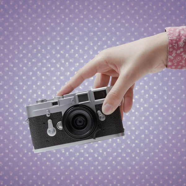 Woman Holding Vintage Camera Retro Wallpaper Background Creativity Hobbies Concept — Stock fotografie