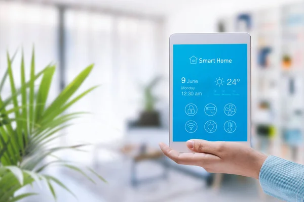 Vrouw Met Een Tablet Met Smart Home Automation App Interieur — Stockfoto