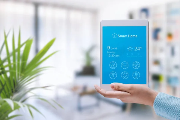 Donna Possesso Tablet Con App Domotica Intelligente Interno Della Stanza — Foto Stock
