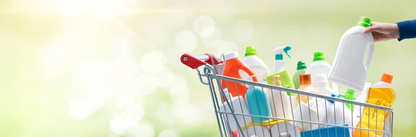 Frau Legt Waschmittelflasche Vollen Einkaufswagen Hygiene Und Lebensmittelkonzept — Stockfoto