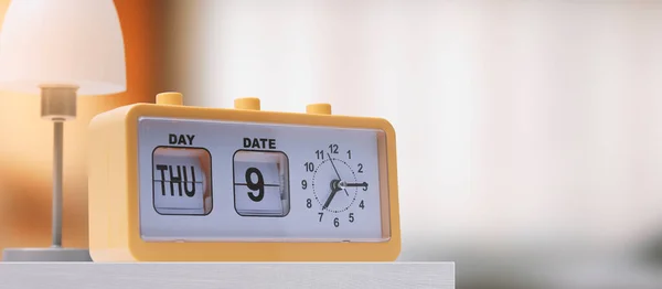 自宅でベッドサイドテーブルの上のヴィンテージカレンダー時計 — ストック写真