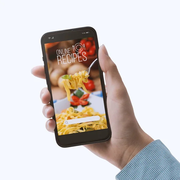 女性は彼女のスマートフォンを使用して調理アプリ上で健康的なレシピを検索します ハメ撮りショット上の白い背景 — ストック写真