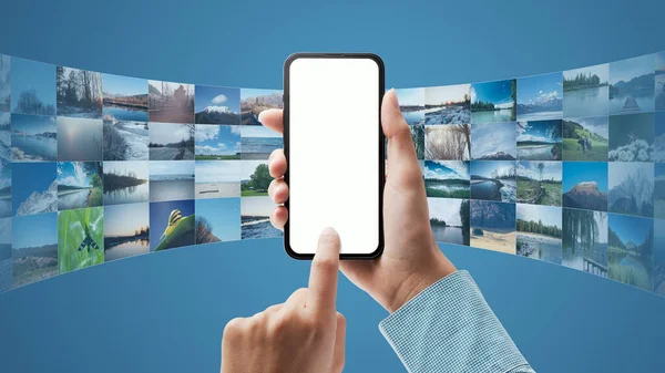 Mano Sosteniendo Teléfono Inteligente Una Aplicación Basada Nube Usuario Está —  Fotos de Stock