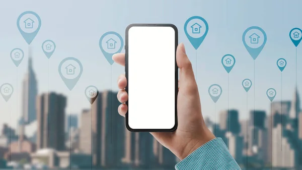 女人与她的智能手机连接并在她的地区 城市的背景 空白屏幕上的手机 Pov拍摄 — 图库照片