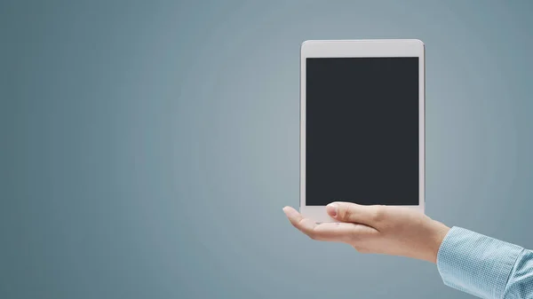 Vrouw Met Een Digitale Tablet Blanco Kopieerruimte Technologie Communicatieconcept — Stockfoto