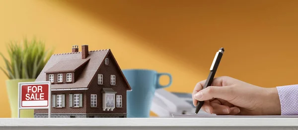 Klient Podpisuje Umowę Kupna Domu Koncepcję Nieruchomości — Zdjęcie stockowe
