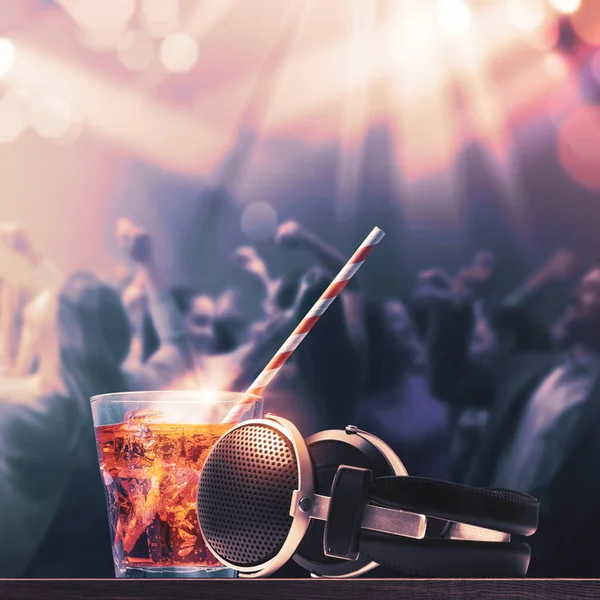 Heerlijke Cocktail Koptelefoon Een Tafel Dansclub Mensen Dansen Achtergrond — Stockfoto