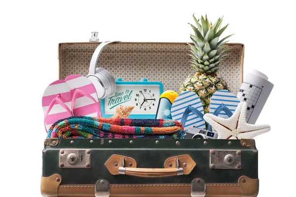 ビーチアクセサリー付きのオープンヴィンテージスーツケース 夏の休暇のコンセプト白い背景に隔離された — ストック写真