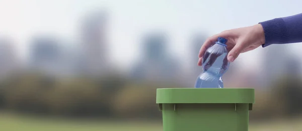 Frau Legt Plastikflasche Mülleimer Mülltrenn Und Recyclingkonzept Hintergrund Die Natur — Stockfoto