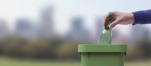 Kvinna Lägga Tom Glasflaska Papperskorgen Separat Avfall Insamling Och Återvinning — Stockfoto