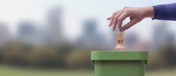 Vrouw Zet Biologisch Afbreekbaar Organisch Afval Een Vuilnisbak Recycling Afvalscheiding — Stockfoto