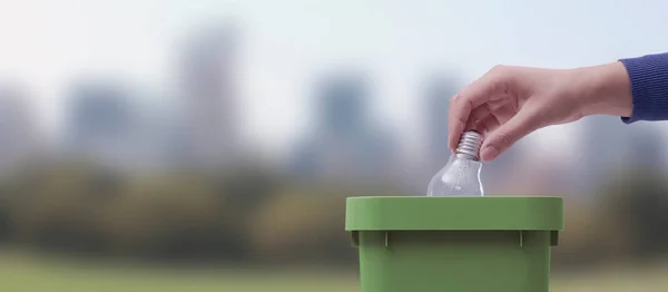 Femme Mettant Une Ampoule Incandescente Dans Poubelle Concept Recyclage Protection — Photo