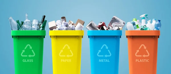 異なる種類のゴミ リサイクル 分別されたごみ収集の概念でいっぱいのゴミ箱のコレクション — ストック写真