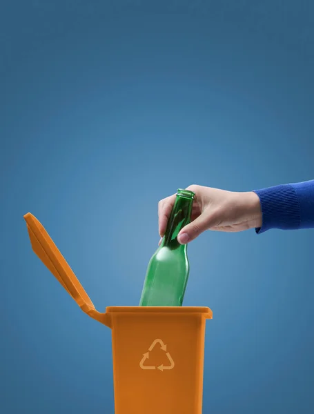 ゴミ箱に空のガラス瓶を入れている女性 別の廃棄物収集とリサイクルの概念 — ストック写真