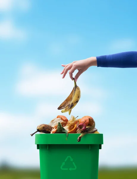 Wanita Menempatkan Limbah Organik Biodegradable Tempat Sampah Daur Ulang Konsep — Stok Foto