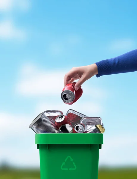 Kobieta Wyrzucająca Metalową Puszkę Kosza Śmieci Oddzielna Koncepcja Zbierania Recyklingu — Zdjęcie stockowe