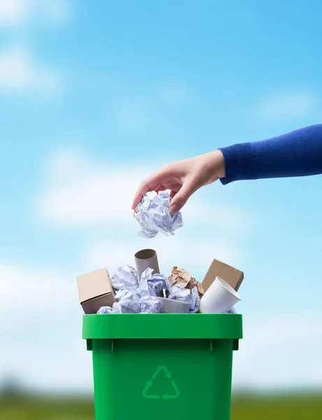 Frau Wirft Papier Den Mülleimer Getrennte Müllabfuhr Und Recyclingkonzept — Stockfoto