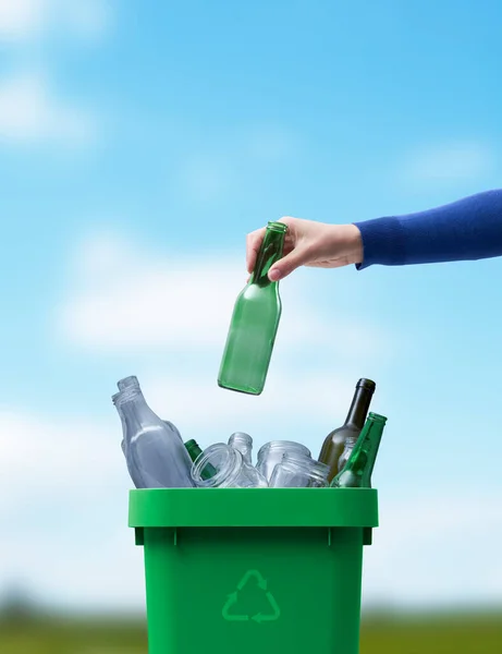 Femme Mettant Une Bouteille Verre Dans Poubelle Concept Séparé Collecte — Photo