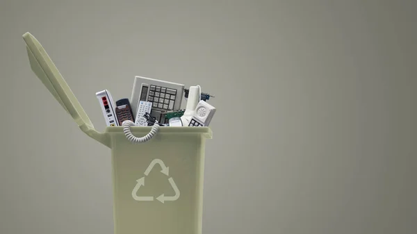 充满电子 电子废物及循环再造概念的废物箱 — 图库照片