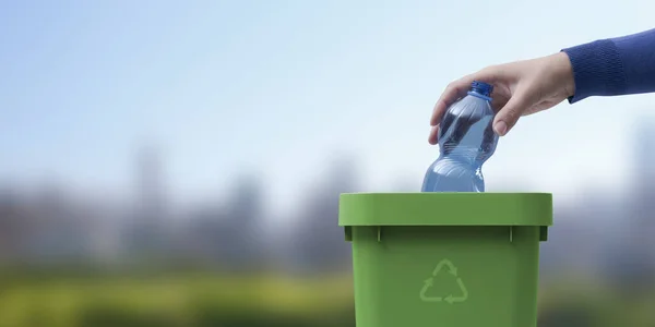 Kobieta Wkładająca Plastikową Butelkę Kosza Śmieci Koncepcja Selektywnego Zbierania Recyklingu — Zdjęcie stockowe