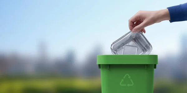 Frau Legt Eine Alufolie Den Papierkorb Recyclingkonzept — Stockfoto