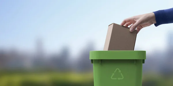 Mujer Poniendo Paquete Caja Cartón Cubo Basura Recogida Residuos Separados — Foto de Stock
