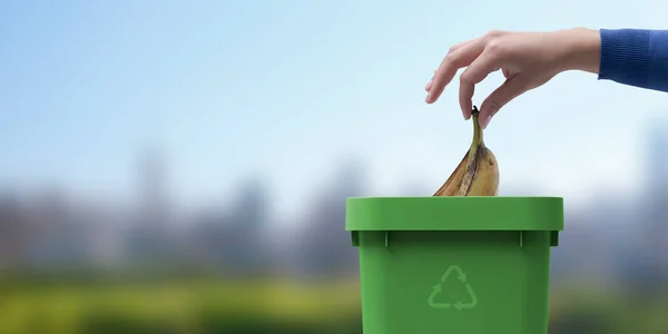 Kvinnan Lägger Biologiskt Nedbrytbart Organiskt Avfall Soptunna Separat Avfallsinsamling Och — Stockfoto