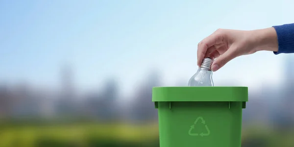 Kobieta Wrzucająca Żarówkę Kosza Odpady Recykling Koncepcja Ochrony Środowiska — Zdjęcie stockowe