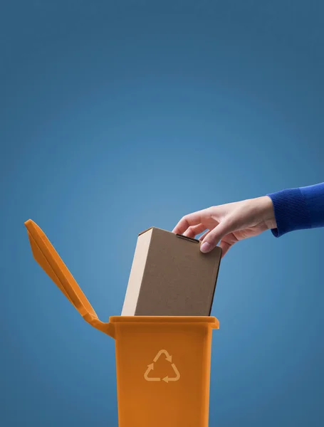 Mulher Colocando Pacote Caixa Papelão Lixeira Reciclagem Conceito Triagem Resíduos — Fotografia de Stock