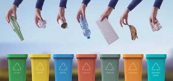 Ręce Wyrzucające Odpady Różnych Pojemników Śmieci Oddzielna Koncepcja Zbierania Recyklingu — Zdjęcie stockowe