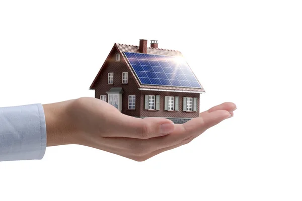 Mão Segurando Uma Casa Modelo Energia Eficiente Com Painéis Solares — Fotografia de Stock