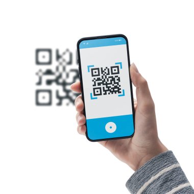 Beyaz arka planda telefonu olan bir kadın QR kodunu tarıyor.